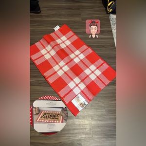 Reversible accent rug